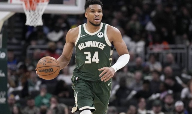 字母哥强行复出究竟图什么？雄鹿季后赛抢票还有救吗？