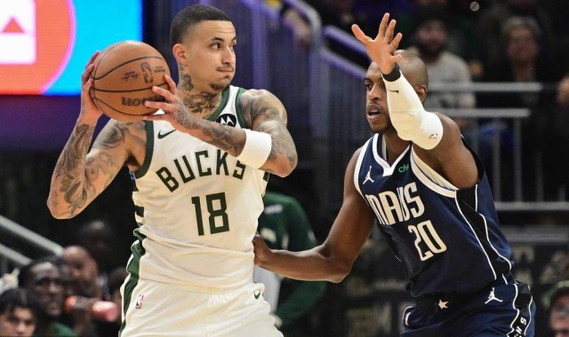 库兹马20分弗拉格19+10 雄鹿胜独行侠