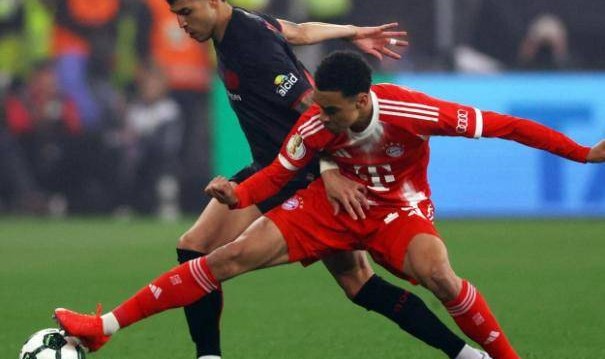 拜仁2-0勒沃库森！凯恩52球+迪亚斯41球造杀阵，豪取8连胜冲四冠王